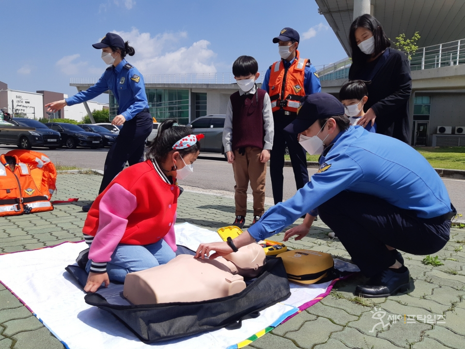 ▲ 어린이날인 5일 인천해양경찰서가 심폐소생술 교육을 하고 있다. ⓒ 인천해양경찰서