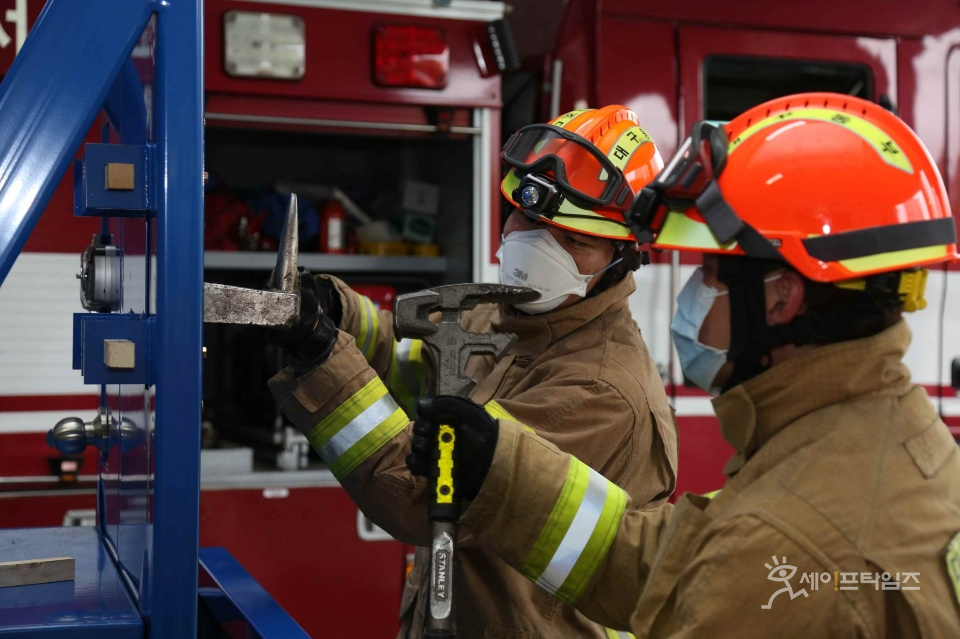 ▲ 대구소방본부 대원이 화재시 문 개방 훈련을 하고 받고 있다. ⓒ 대구소방본부