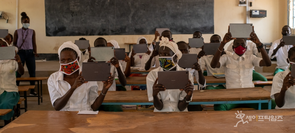 ▲ 케냐 카쿠마 난민촌 학생들이 삼성전자에 지원받은 갤럭시탭으로 수업을 받고 있다. ⓒ 삼성전자
