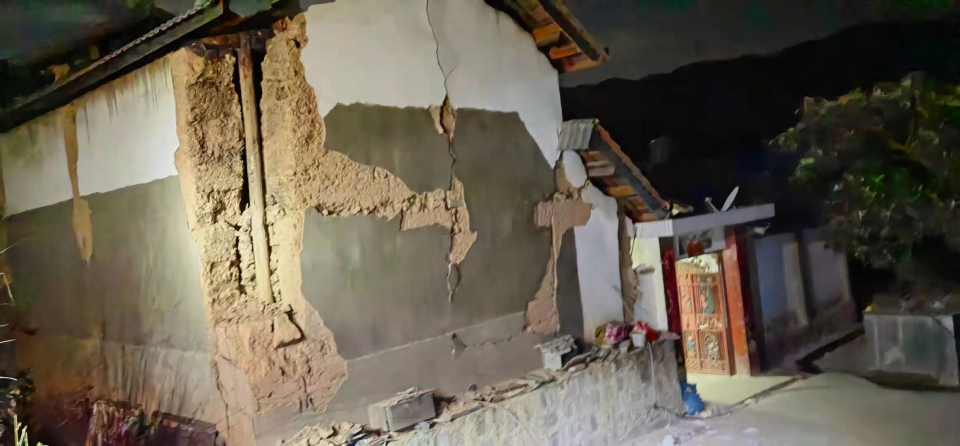 ▲ 윈난성 지진으로 부서진 벽 ⓒ 연합뉴스