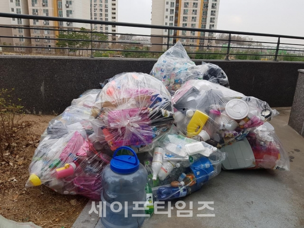 ▲ 충북 청주시 청원구의 한 아파트에 주민들이 내놓은 플라스틱이 쌓여있다. ⓒ 세이프타임즈 DB