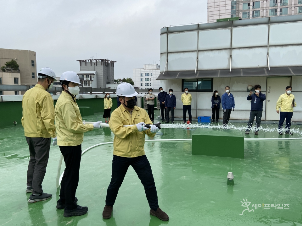 ▲ 해양환경공단 관계자들이 선제적인 재난 대응을 위해 옥상에서 소방훈련을 하고 있다. ⓒ 해양환경공단