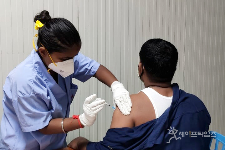▲ 대우건설 뭄바이교량현장에서 백신접종이 진행되고 있다. ⓒ 대우건설