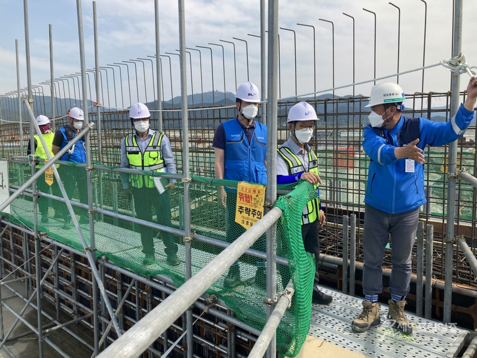 ▲ 한국농어촌공사 직원들이 안전사고 예방을 위해 건설현장을 점검하고 있다. ⓒ 세이프타임즈