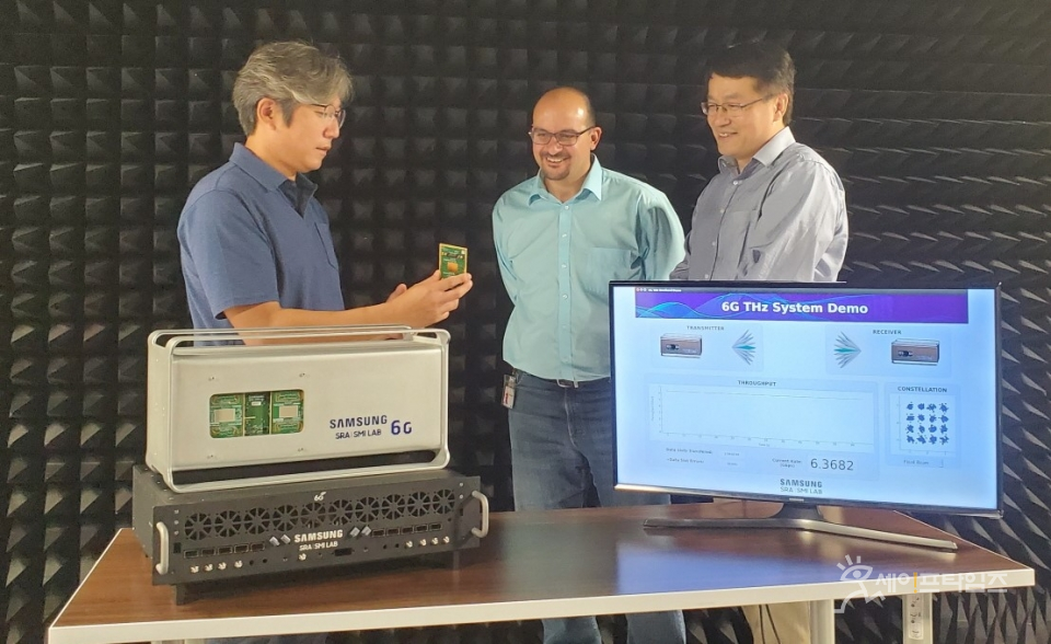 ▲ 삼성리서치 아메리카 실험실에서 삼성전자 연구원들이 140 GHz 통신 시스템을 시연하고 있다. ⓒ 삼성전자