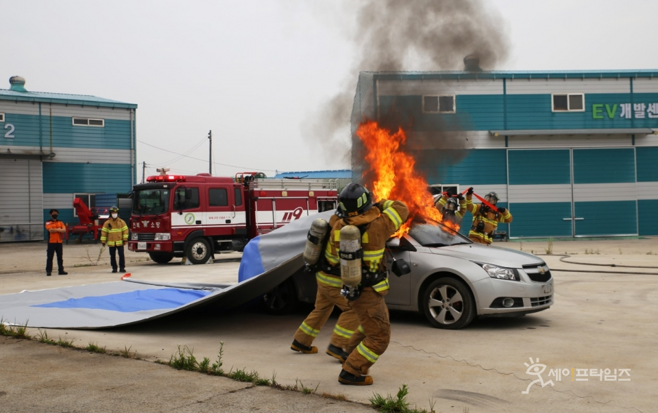 ▲ 소방대원들이 화재가 발생한 승용차에 포로 덮어 진압하고 있다. ⓒ 전북소방본부