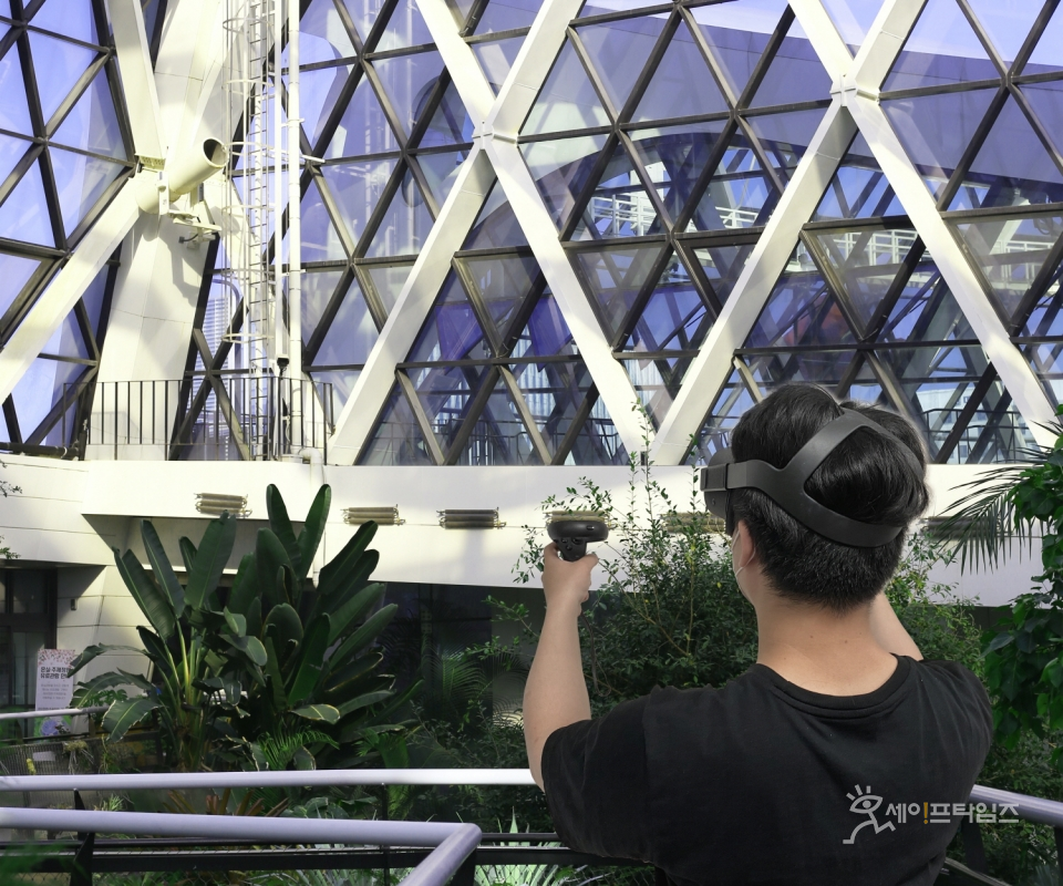 ▲ 한 시민이 식물원 VR 체험을 하고 있다. ⓒ 고려대