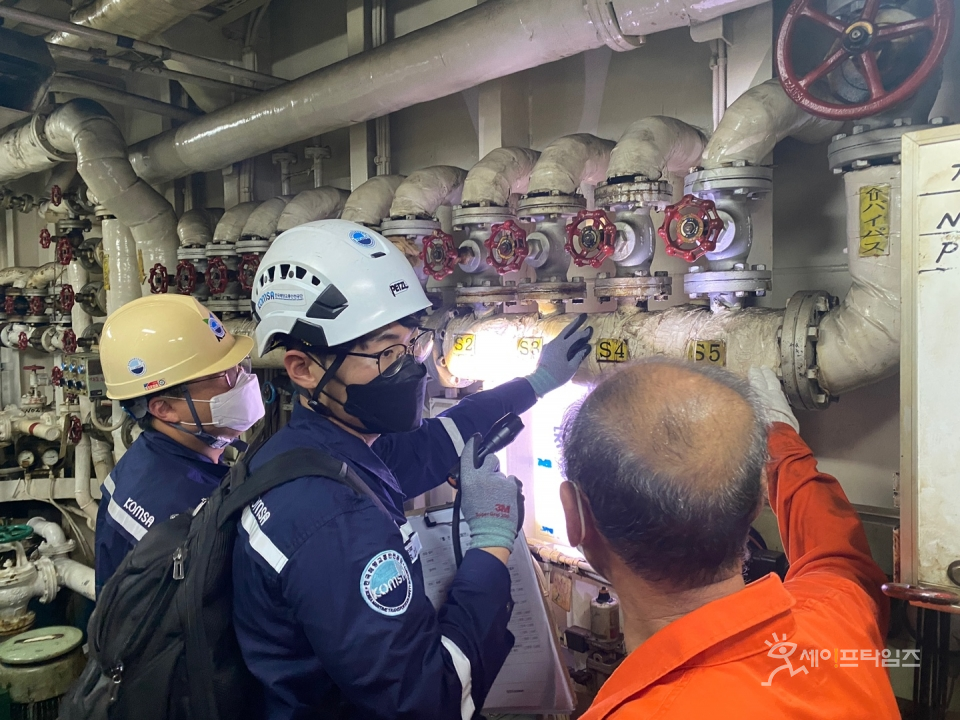 ▲ 해양환경공단 관계자가 급유선 밸브 집중 점검을 하고 있다. ⓒ 해양환경공단