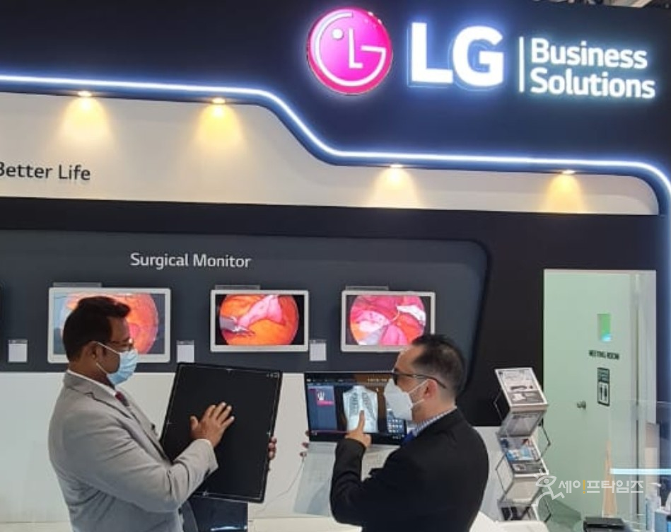 ▲  LG전자 직원이 아랍 헬스(Arab Health 2021)에서 디지털 엑스레이 검출기를 소개하고 있다. ⓒ LG전자