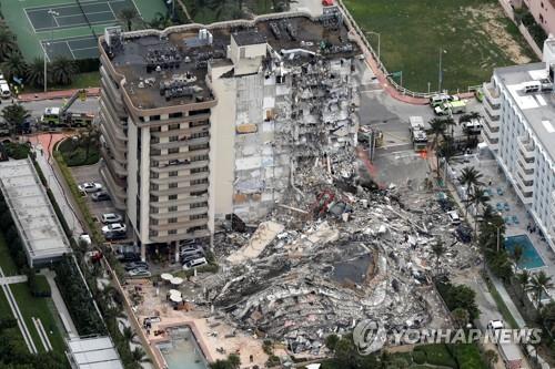 ▲ 미국 플로리다주에서 24일(현지시각) 한 아파트가 붕괴됐다. ⓒ 연합뉴스
