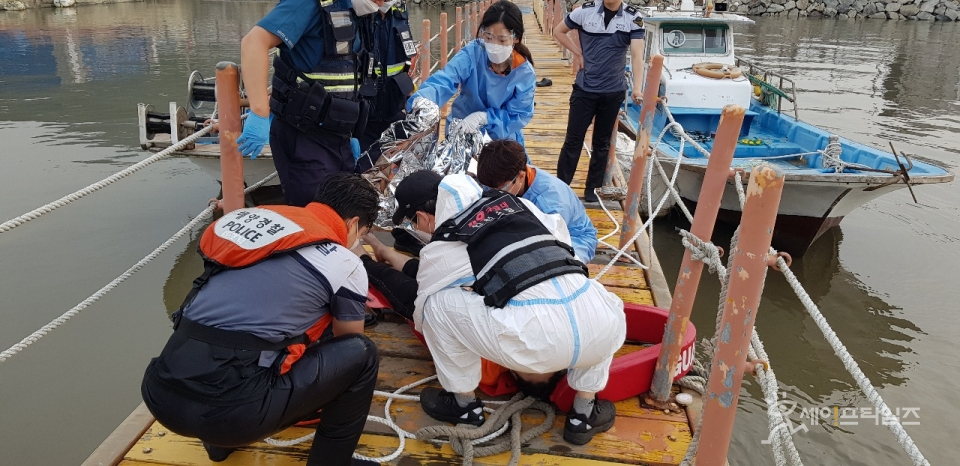 ▲ 인천 해양경찰이 강화도 외포항 인근 해상에서 구조한 여성에게 응급조치를 하고 있다. ⓒ 인천해양경찰