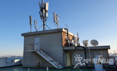 ▲ 건물옥상에 설치된 해상무선통신망(LTE-M) 기지국 ⓒ 해수부