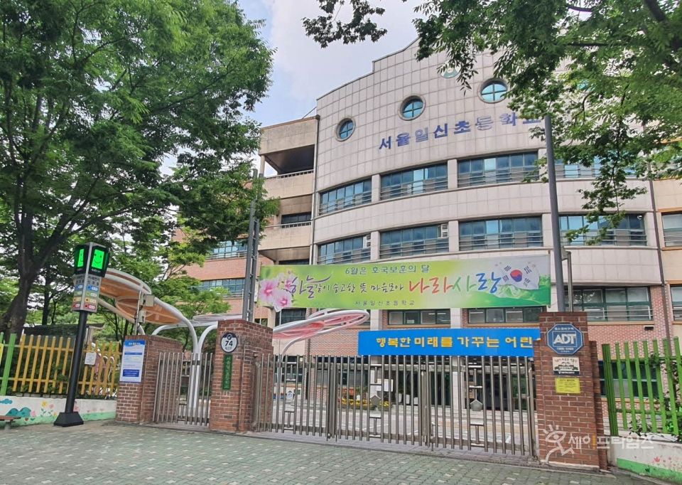 ▲ 서울일신초등학교 앞 미세먼지 신호등이 초록불을 통해 농도 '보통'을 알리고 있다. ⓒ 성북구