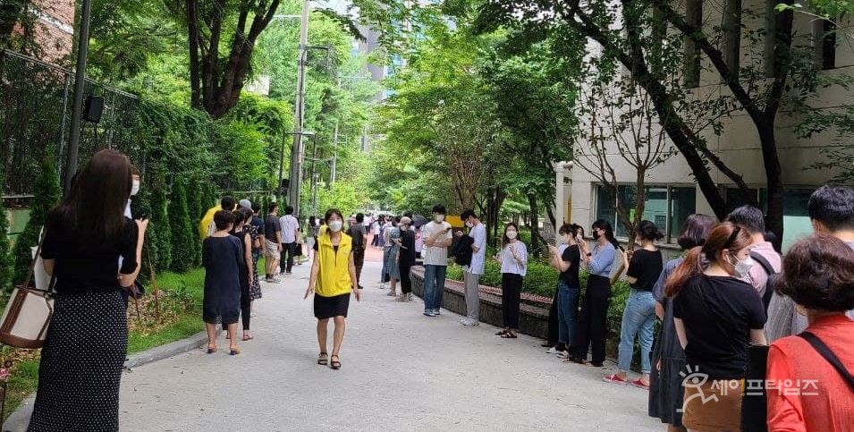▲ 7일 서울 서초구 보건소 앞에 시민들이 코로나19 검사를 받기 위해 기다리고 있다. ⓒ 조은희 서초구청장 페이스북