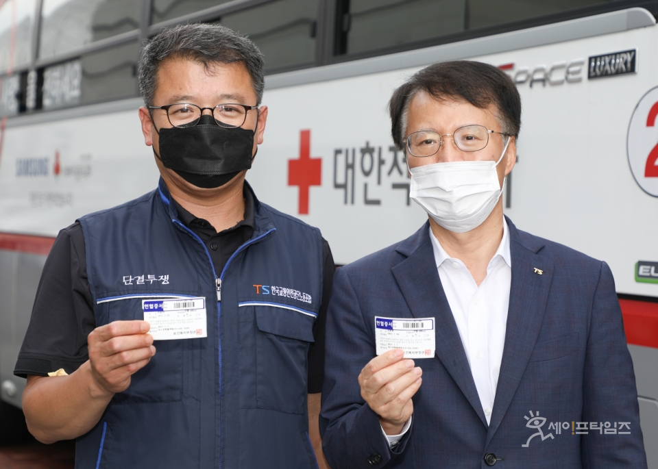 ▲ 권용복 이사장(오른쪽)과 박원덕 노동조합 위원장이 헌혈 캠페인에 참여하고 있다. ⓒ 한국교통안전공단