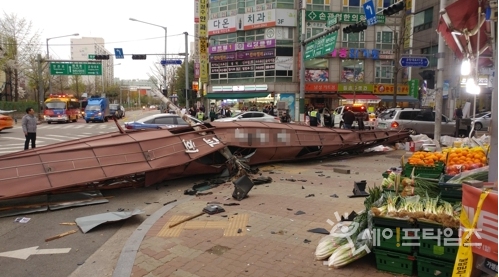▲ 태풍으로 인해 교회 첨탑이 무너졌다. ⓒ 서울시