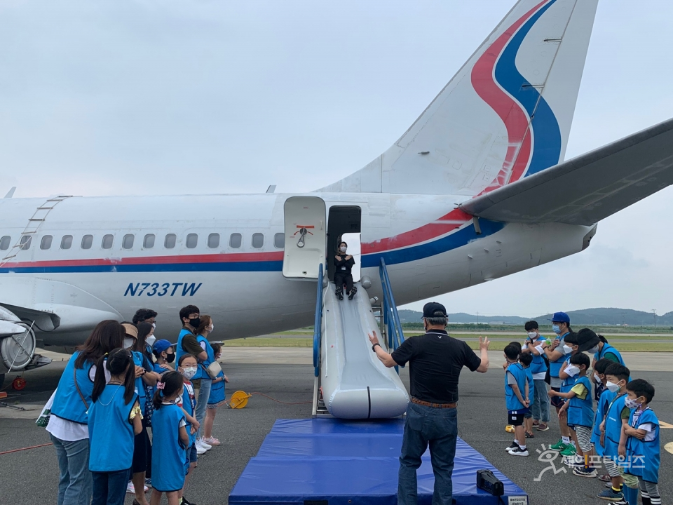 ▲ 태안군 어린이들이 항공기 탈출 체험을 하고 있다. ⓒ 서부발전