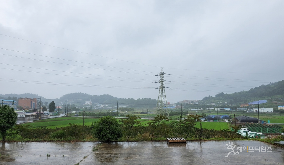 ▲ 전남 여수시 여천역에 비가 내리고 있다. ⓒ 신승민 기자