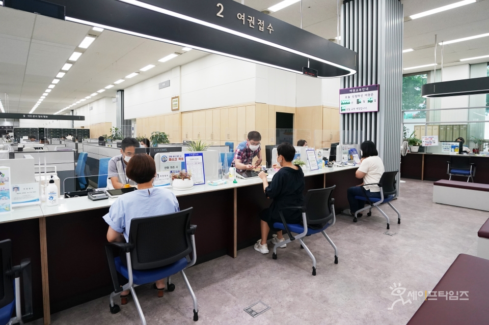 ▲ 서울 동대문구 구민들이 여권을 발급 받고 있다. ⓒ 동대문구