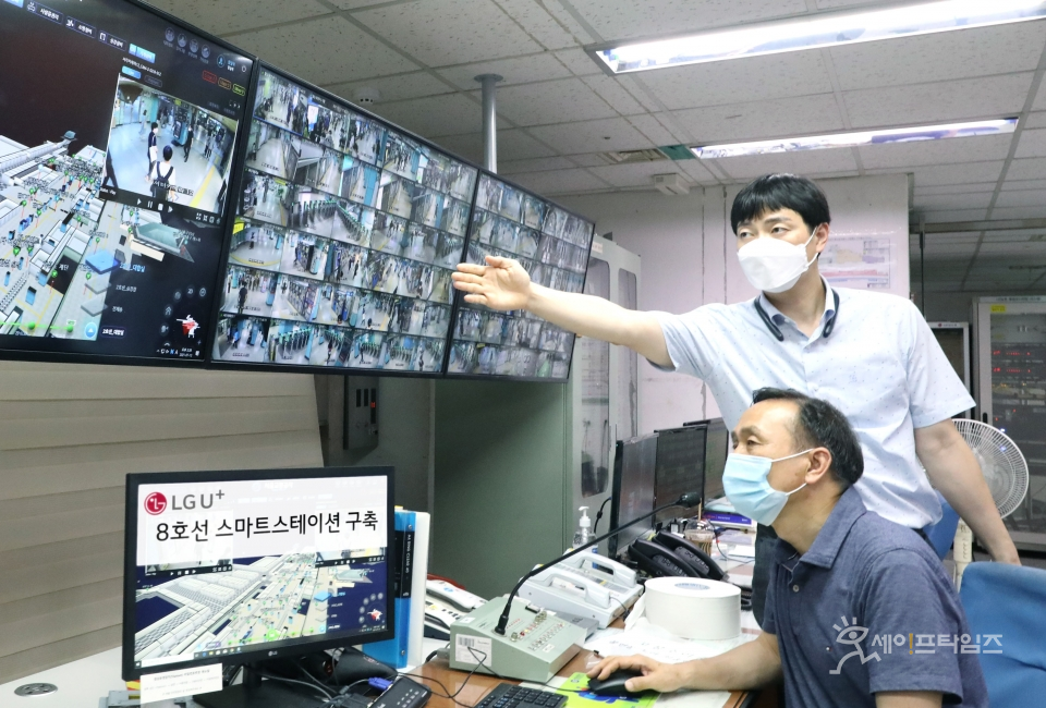 ▲ LG유플러스 직원들이 잠실역에 지능형CCTV를 설치하고 관제실에서 CCTV 영상을 지켜보고 있다. ⓒ LG유플러스
