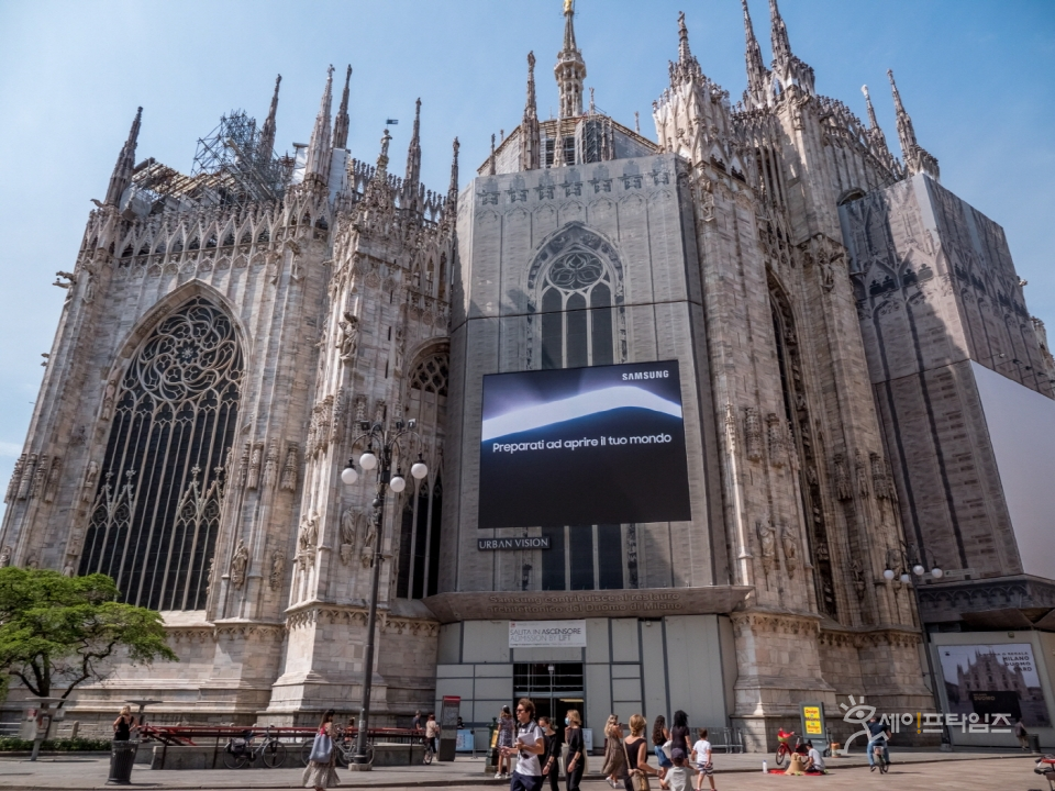 ▲ 삼성 갤럭시 언팩 2021 옥외광고가 이탈리아 밀라노 두오모 광장에서 나오고 있다. ⓒ 삼성전자