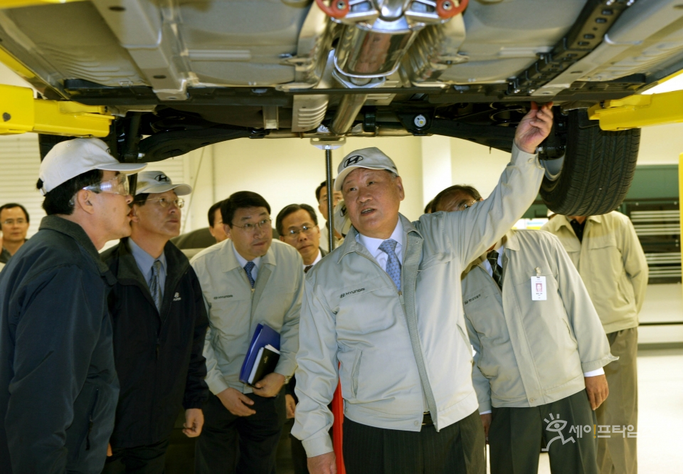 ▲ 정몽구 현대차그룹 명예회장이 22일 미국에서 열린 2020·2021 자동차 명예의 전당 헌액식에서 한국인 최초로 헌액됐다. 2005년 3월 현대차 미국 앨라배마공장 방문한 정몽구 명예회장. ⓒ 현대차그룹