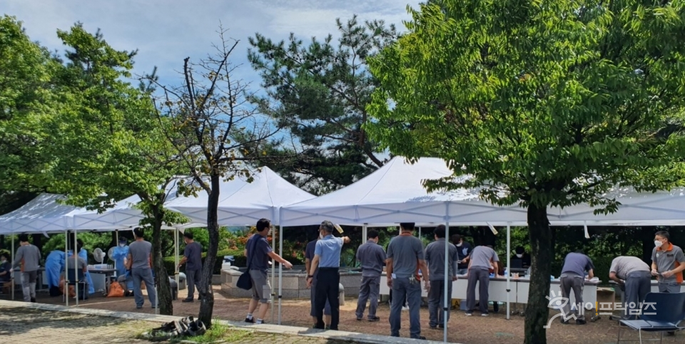 ▲ 한국타이어 금산공장에 설치된 코로나19 선별진료소에서 노동자들이 검사를 받고 있다. ⓒ 세이프타임즈
