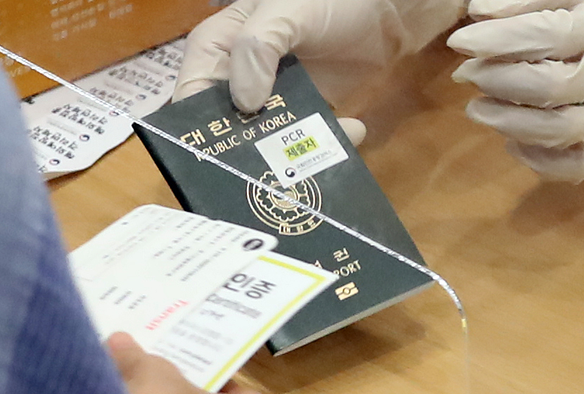 ▲ PCR 제출자 스티커 붙은 해외입국자 여권 ⓒ 연합뉴스