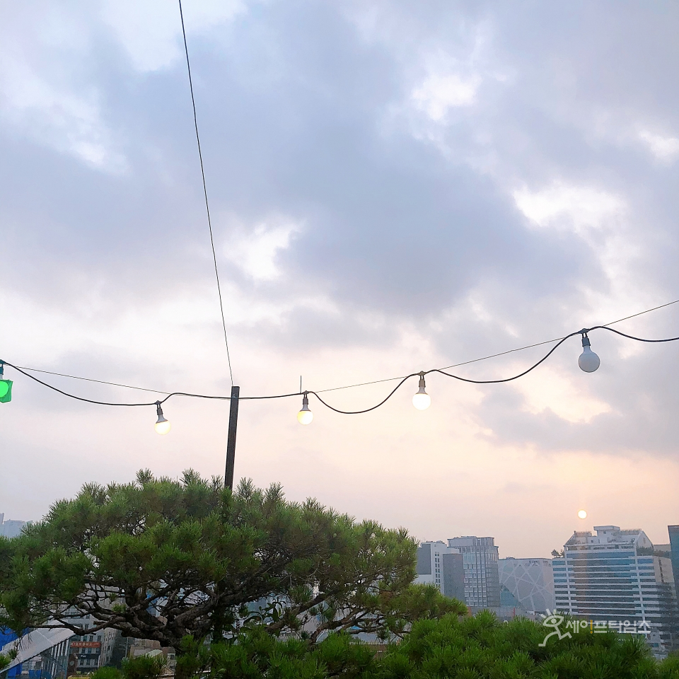 ▲ 무더운 여름 서울 마포구 한 건물 옥상에서 바라본 하늘. ⓒ 신승민 기자