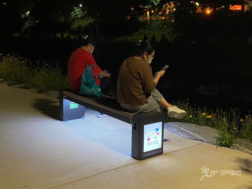 ▲ 시민들이 서울 노원구의 스마트벤치에 앉아 휴식을 취하고 있다. ⓒ 노원구