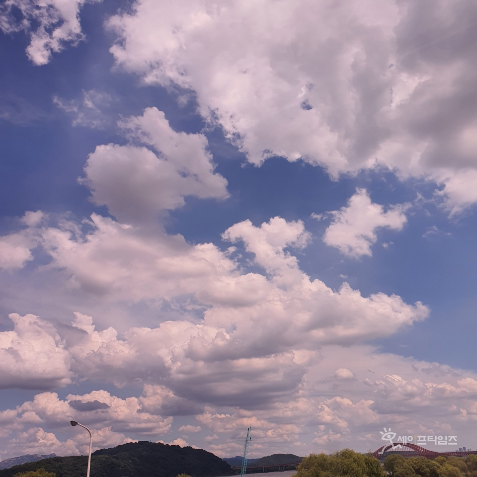 ▲ 서울 강서구 가양대교에서 바라본 하늘에 구름이 많이 껴있다. ⓒ 오해빈 기자