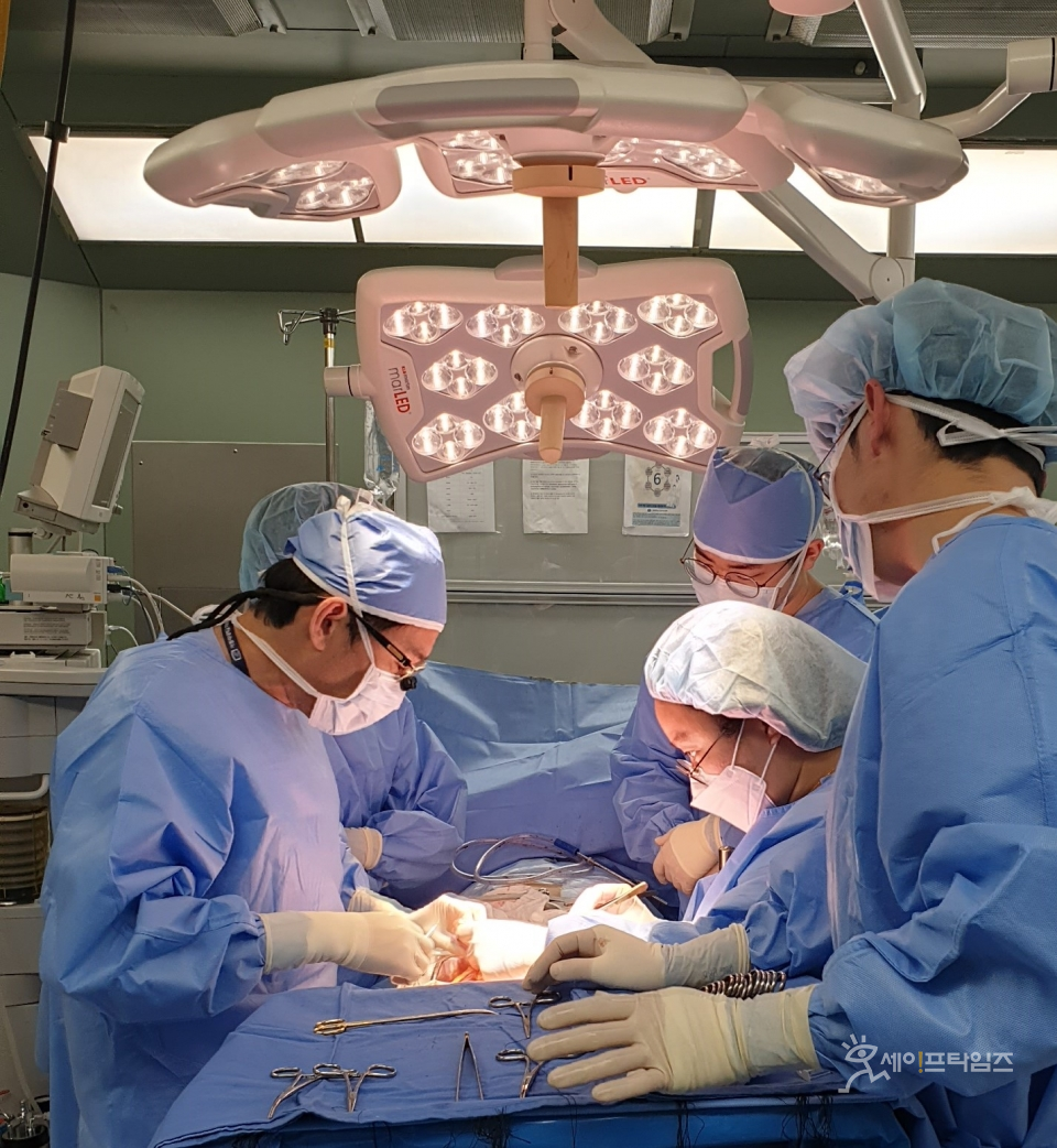▲ 가톨릭대 의정부성모병원 의사가 수술실에서 수술을 진행하고 있다. ⓒ 의정부성모병원