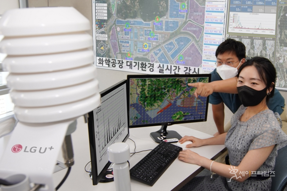 ▲ LG유플러스 직원들이 대기환경진단솔루션을 통해 화학공장 대기흐름을 확인하고 있다. ⓒ LG유플러스