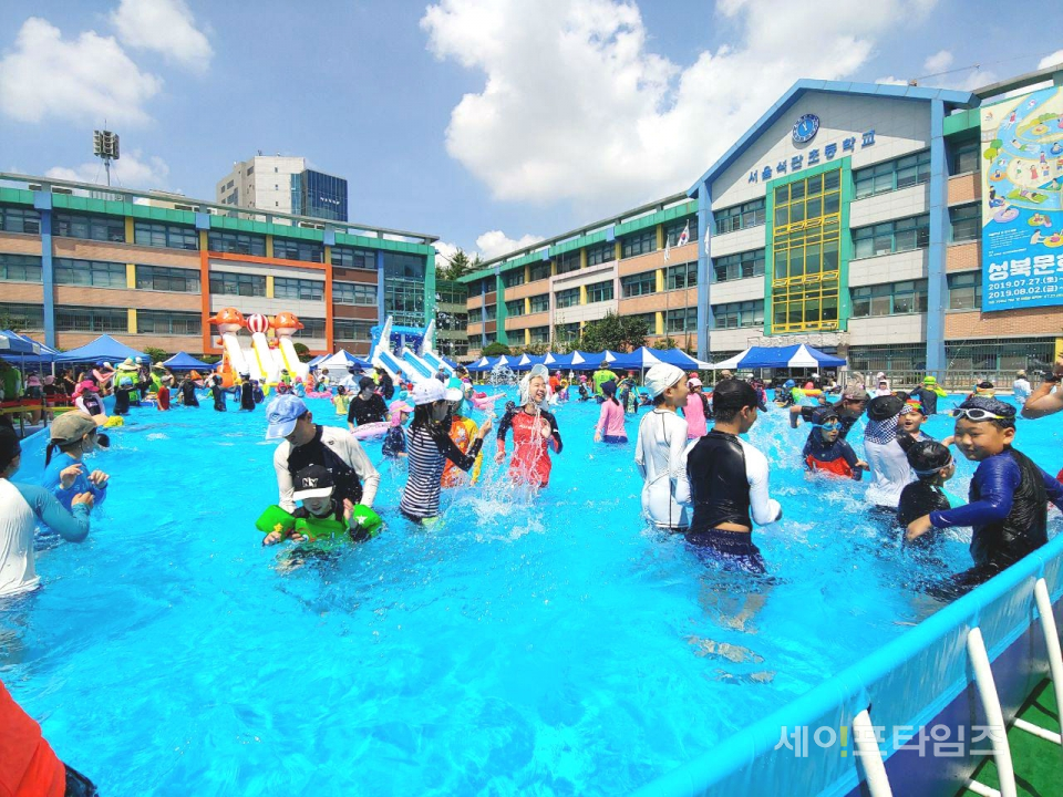 ▲ 어린이들이 야외 수영장에서 물놀이를 즐기고 있다. ⓒ 세이프타임즈DB