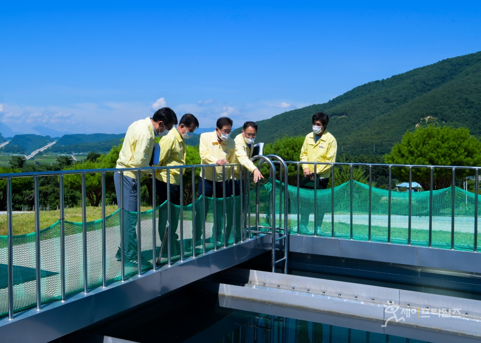 ▲ 최기문 영천시장이 영천호 조류경보가 '관심' 단계에서 '경계' 단계로 격상됨에 따라 영천댐과 상수도사업소를 찾아 수질관리 실태를 긴급 점검하고 있다. ⓒ 영천시