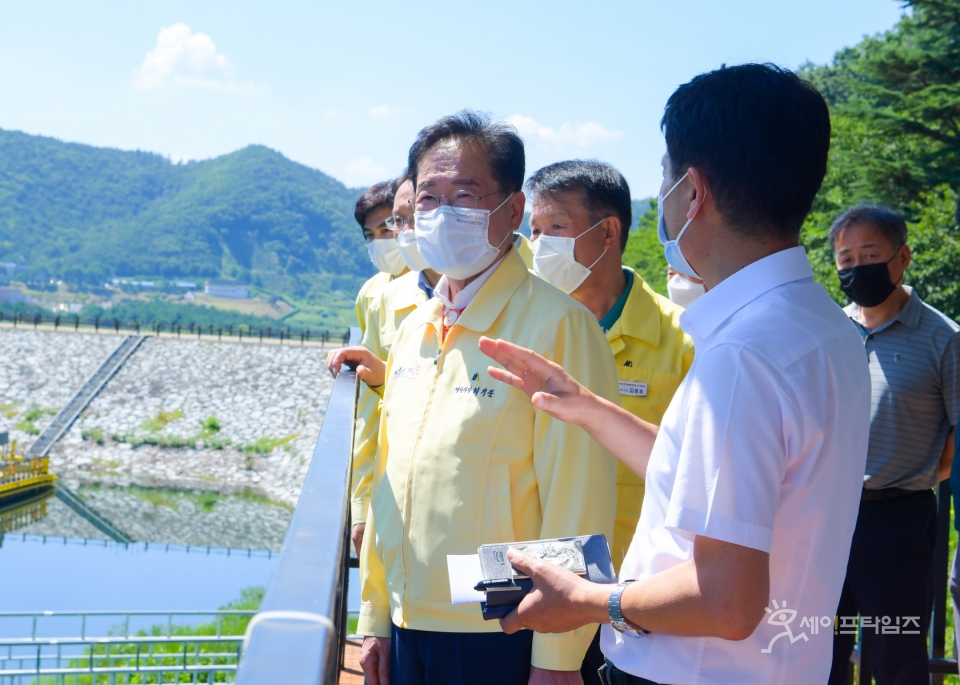 ▲ 최기문 영천시장이 영천호 조류경보가 '관심' 단계에서 '경계' 단계로 격상됨에 따라 영천댐과 상수도사업소를 찾아 수질관리 실태를 긴급 점검하고 있다. ⓒ 영천시