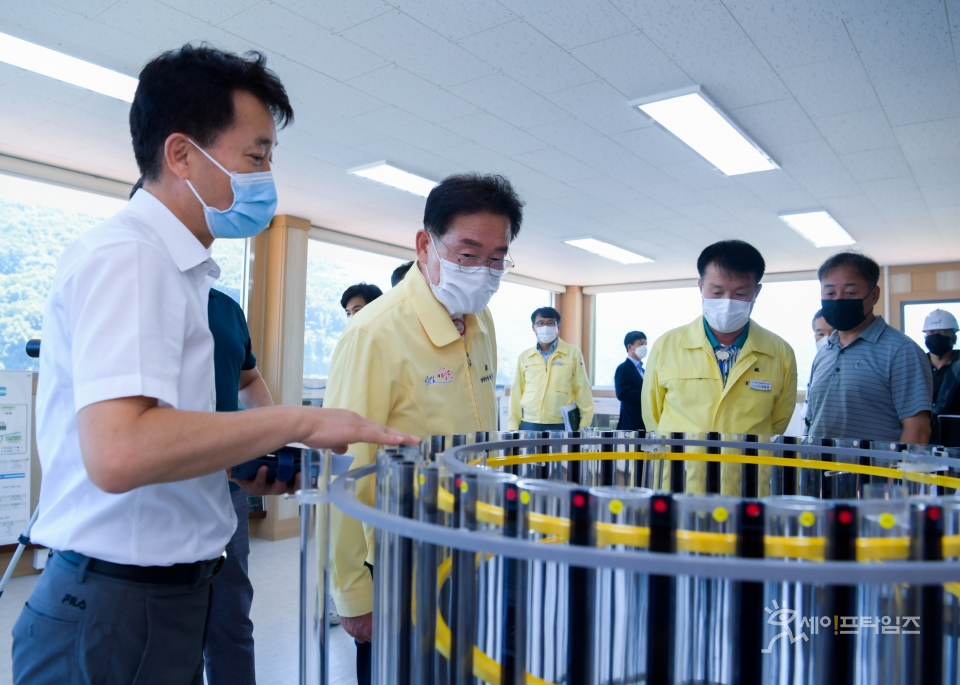 ▲ 최기문 영천시장이 영천호 조류경보가 '관심' 단계에서 '경계' 단계로 격상됨에 따라 영천댐과 상수도사업소를 찾아 수질관리 실태를 긴급 점검하고 있다. ⓒ 영천시