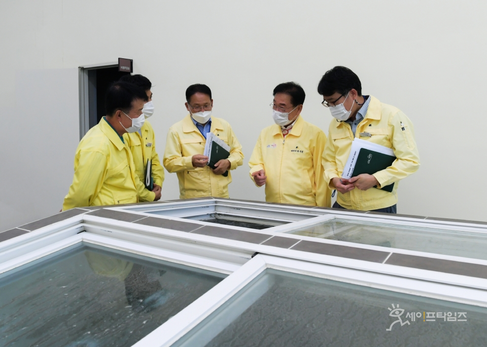 ▲ 최기문 영천시장이 영천호 조류경보가 '관심' 단계에서 '경계' 단계로 격상됨에 따라 영천댐과 상수도사업소를 찾아 수질관리 실태를 긴급 점검하고 있다. ⓒ 영천시