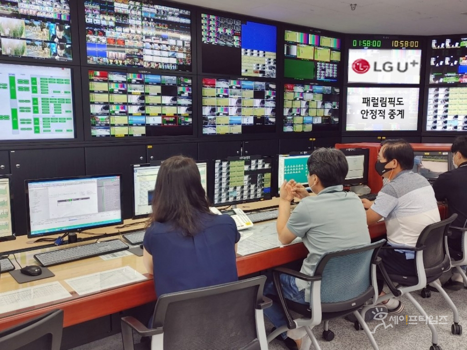 ▲ LG유플러스의 엔지니어들이 방송 상황을 점검하고 있다. ⓒ LG유플러스