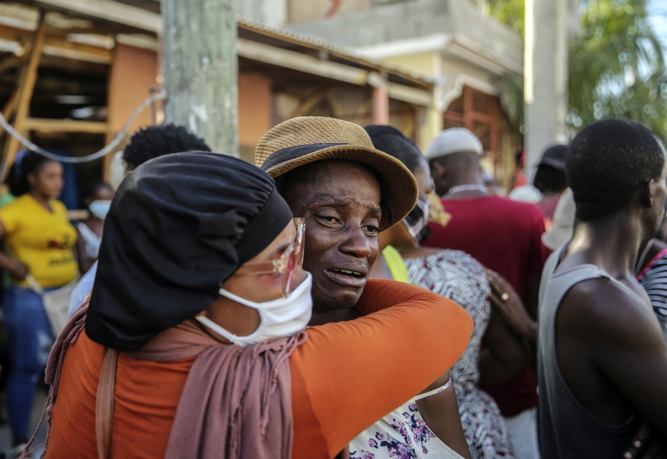▲ 아이티 지진 피해자들이 서로를 끌어안고 흐느끼고 있다. ⓒ 연합뉴스