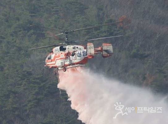 ▲ 산불진화기 헬기가 산불을 진압 하고있다. ⓒ 산림청