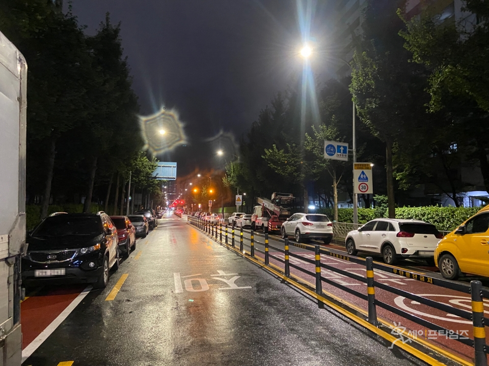 ▲ 서울 노원구 자전거전용도로에 자동차들이 줄지어 주차됐다. ⓒ 세이프타임즈