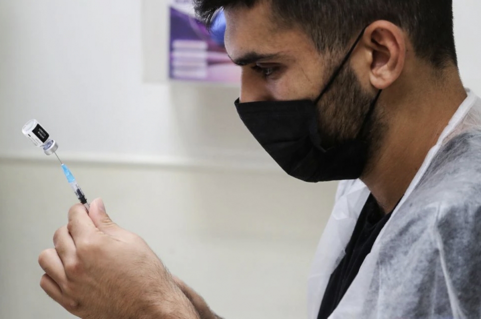 ▲ 이스라엘의 한 의료진이 코로나19 백신 접종을 준비하고 있다. ⓒ 로이터통신