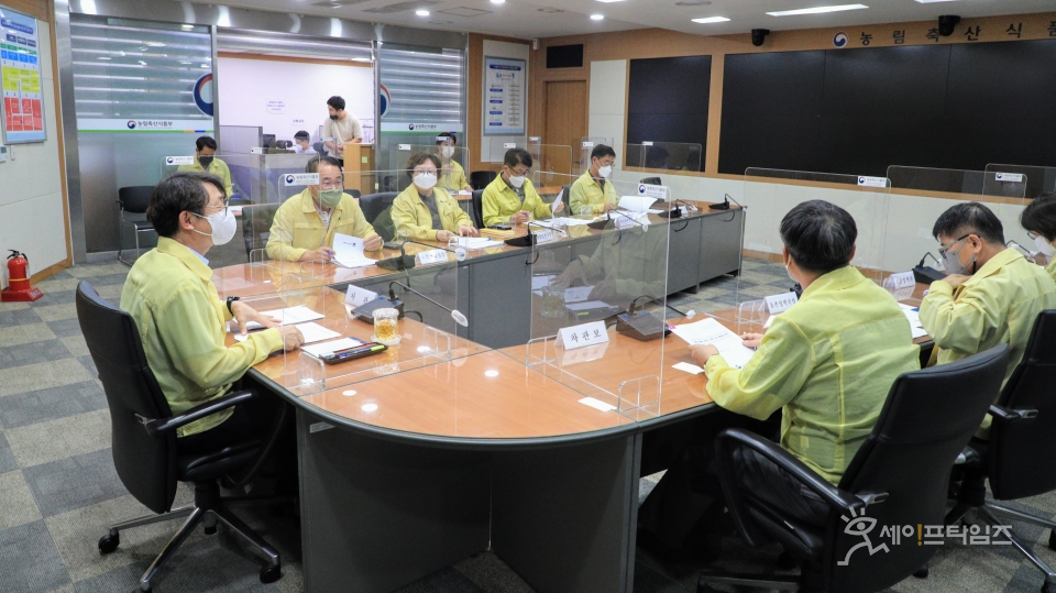 ▲ 김현수 농식품부 장관은 농업재해대책상황실에서 박영범 차관 주재로 태풍북상에 대비해 농업 부문 대비상황과 태풍 이후 조치계획에 대한 긴급 점검회의를 진행하고 있다. ⓒ 농림축산식품부