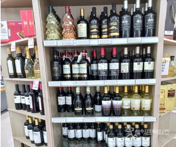 ▲ 대형마트에 다양한 와인이 진열되어 있다. ⓒ 김미영 기자