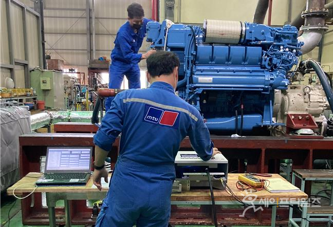 ▲ 한국해양교통안전공단 관계자가 입자상물질 배출저감설비 검사를 시행하고 있다. ⓒ 해양수산부