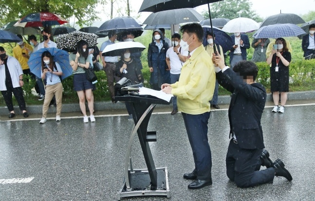 ▲ 27일 강성국 법무부 차관이 직원의 '우산의전'을 받으며 브리핑을 하고 있다. ⓒ 연합뉴스