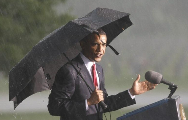 ▲ 버락 오바마 미국 대통령이 우산을 쓰고 연설을 하고 있다. ⓒ 연합뉴스