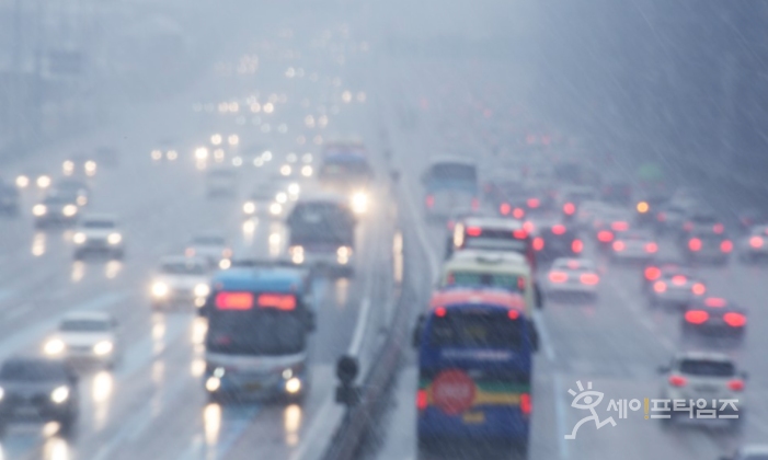 ▲ 빗길 고속도로 주행 때 운전자들의 각별한 주의가 필요하다. ⓒ 한국도로공사
