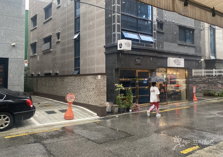 ▲ 서울 성북구 거리에 우산을 쓴 한 시민이 걸어가고 있다. ⓒ 김소연 기자